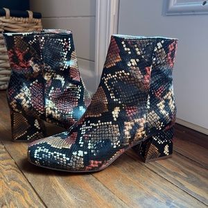 Steve Madden size 7.5 ankle boots with small heel